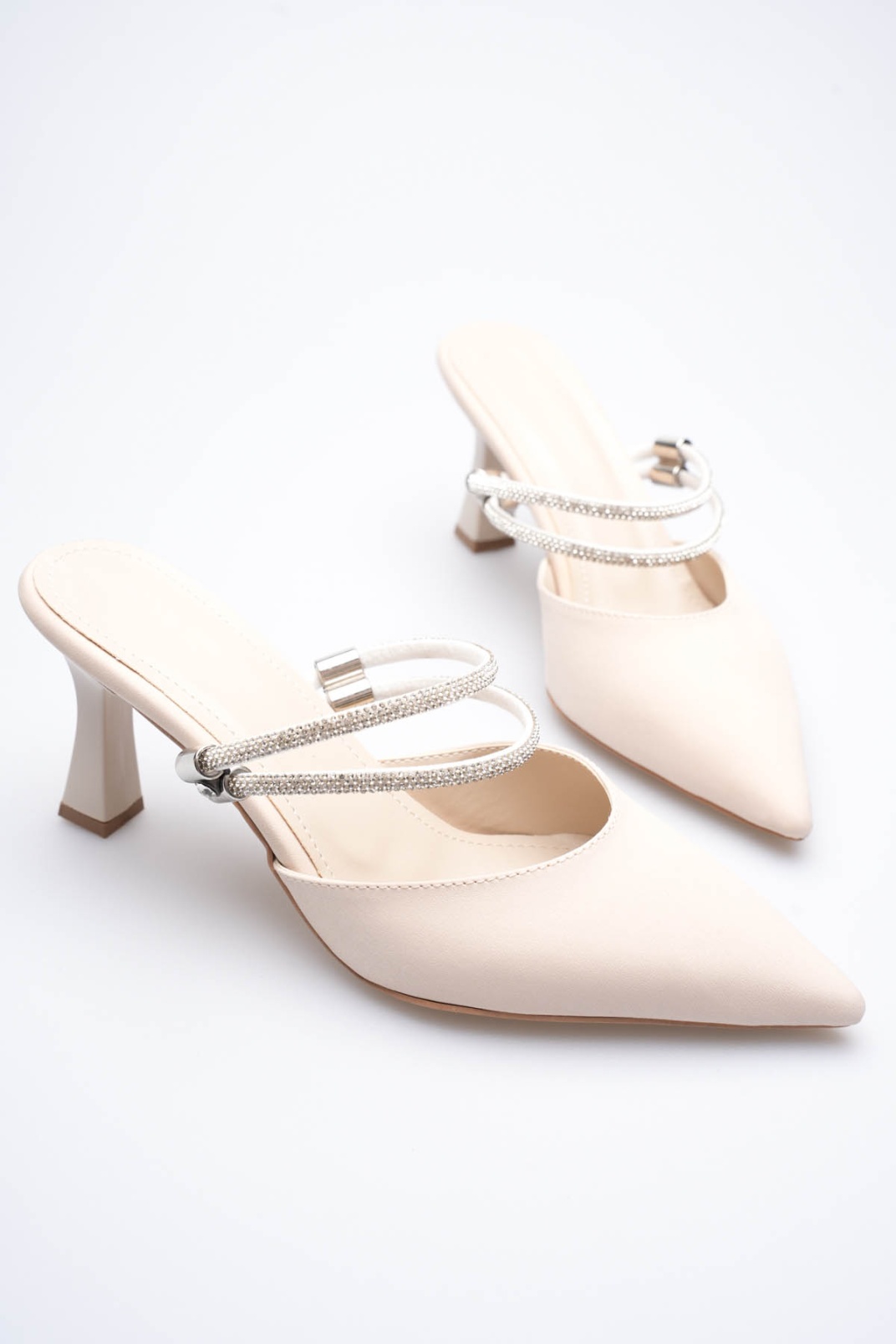 Kadın Taşlı Bej Saten Topuklu Ayakkabı TR12MS04B