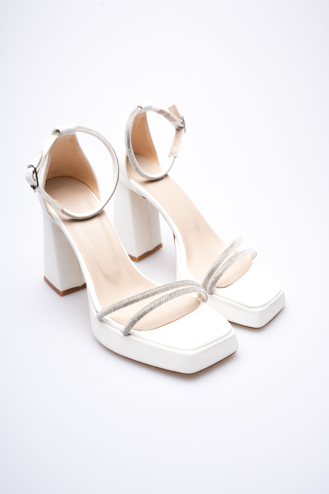 Kadın Beyaz Topuklu Sandalet TR12MY01B