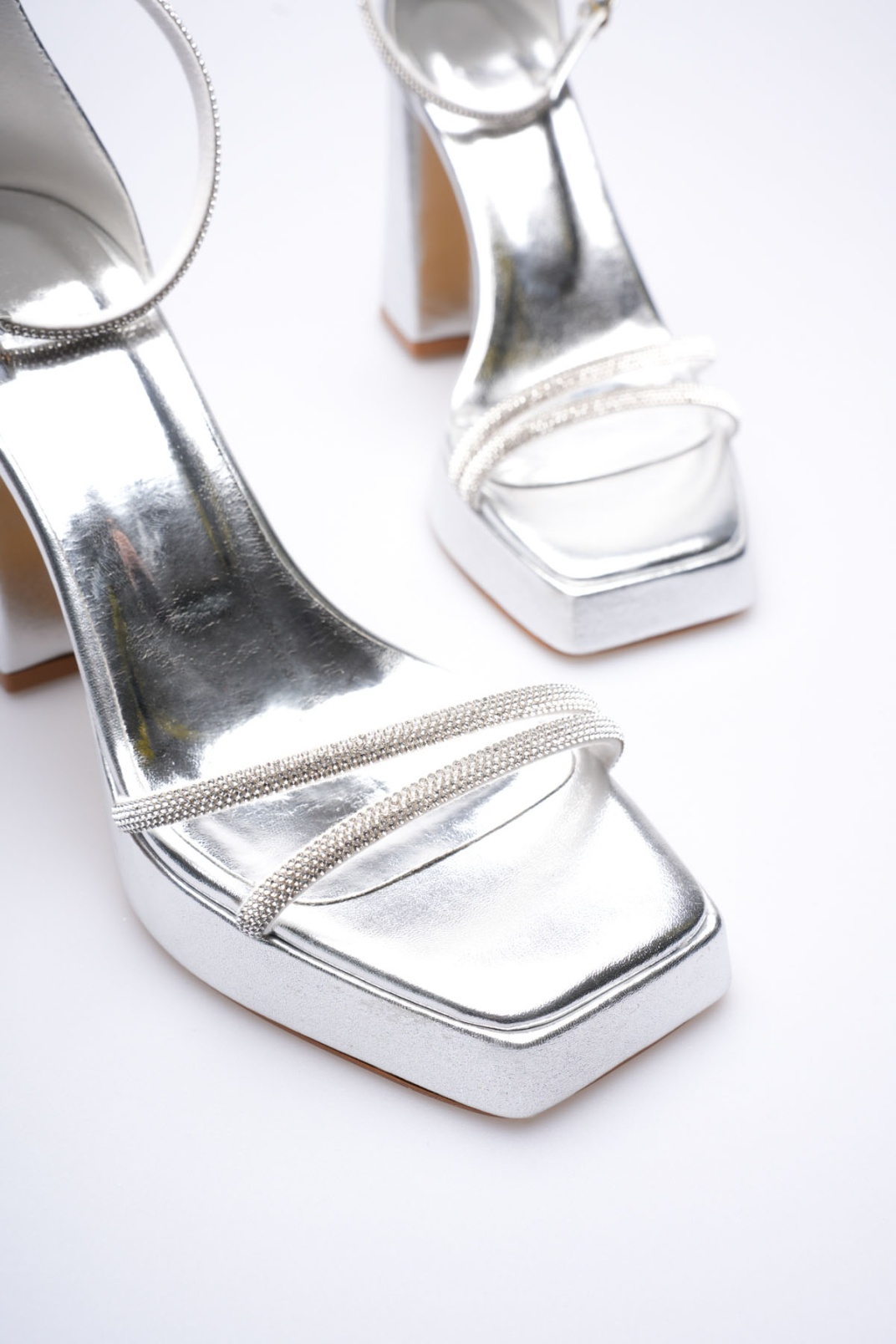 Kadın Gümüş Topuklu Sandalet TR12MY01E