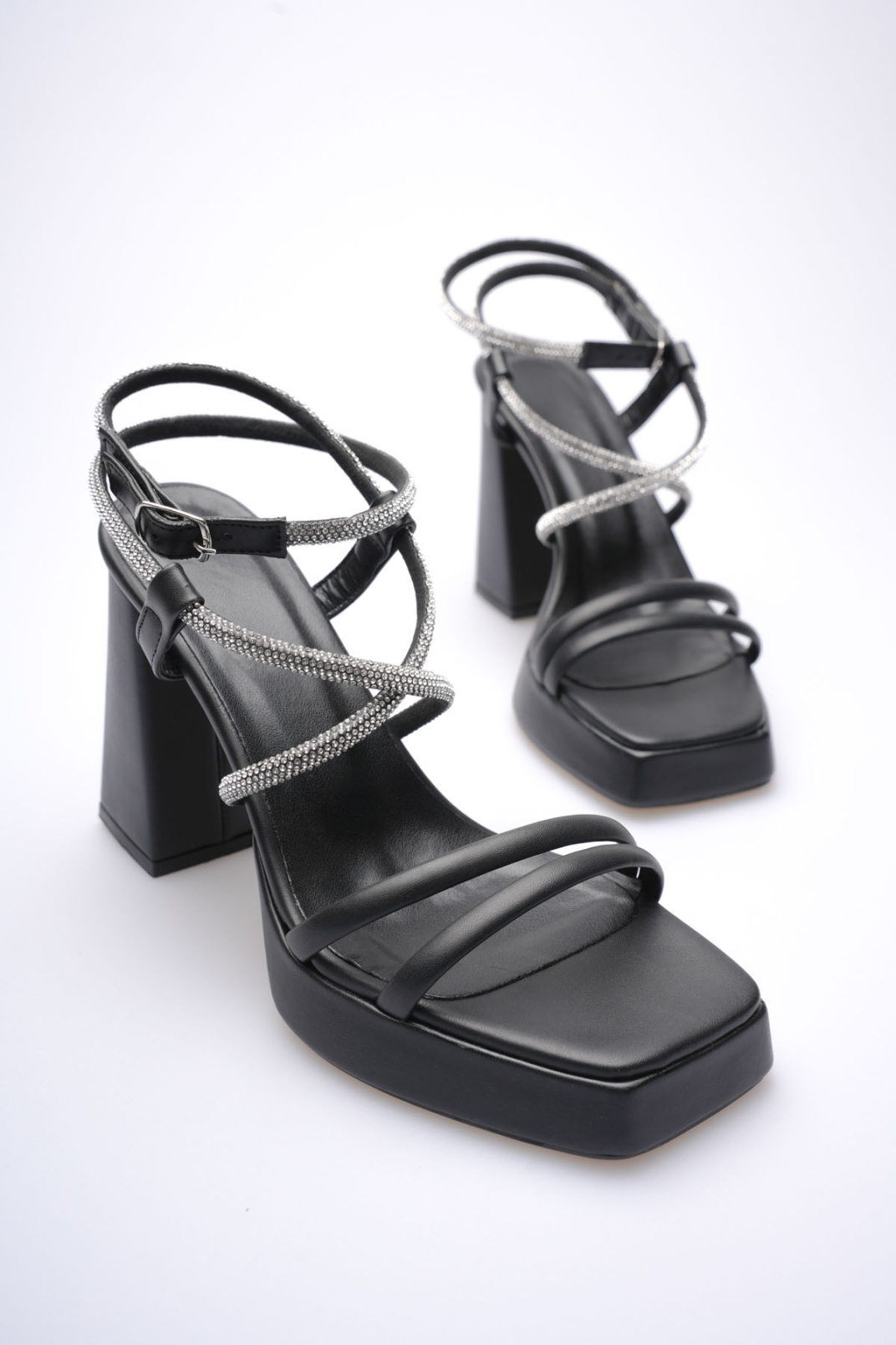 Kadın Siyah Topuklu Sandalet TR12MY02A