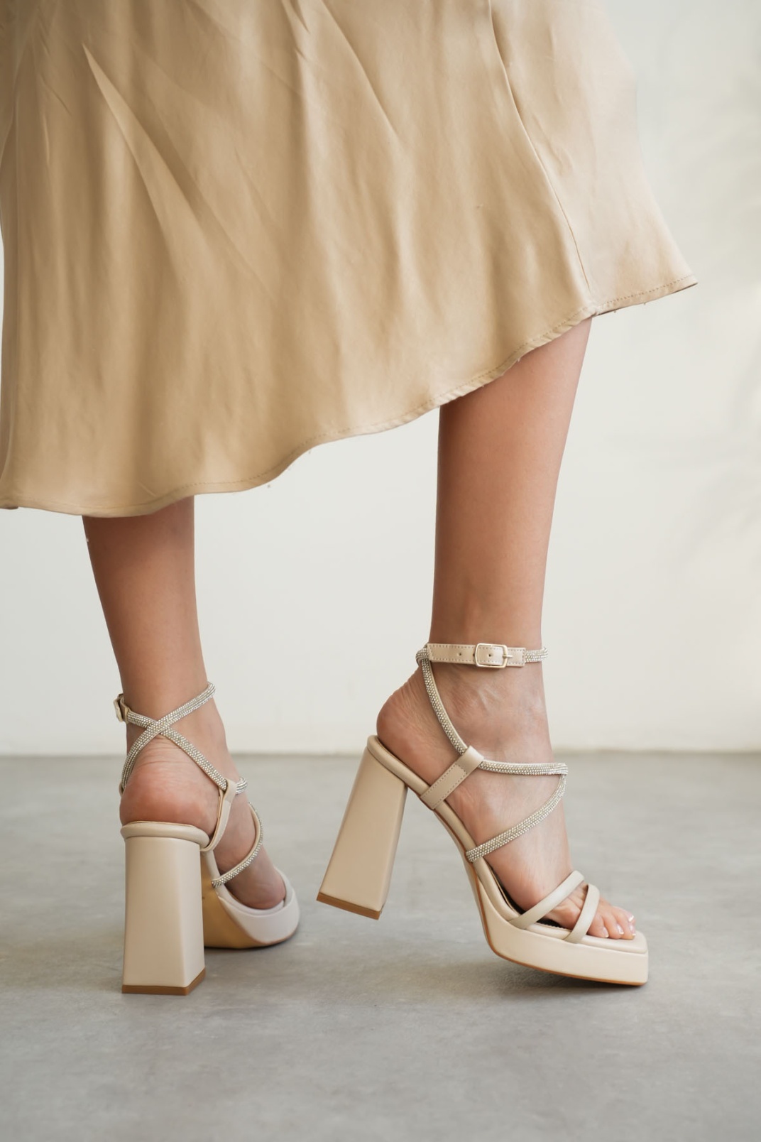Kadın Bej Topuklu Sandalet TR12MY02C
