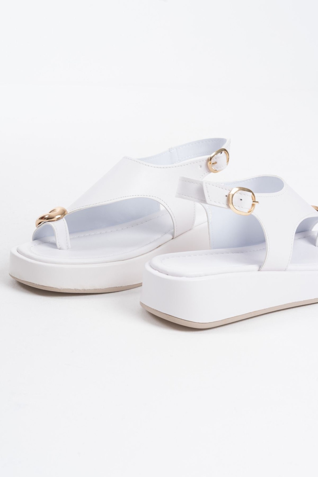 Kadın Beyaz Cilt Toka Detaylı Sandalet TR17MY03B