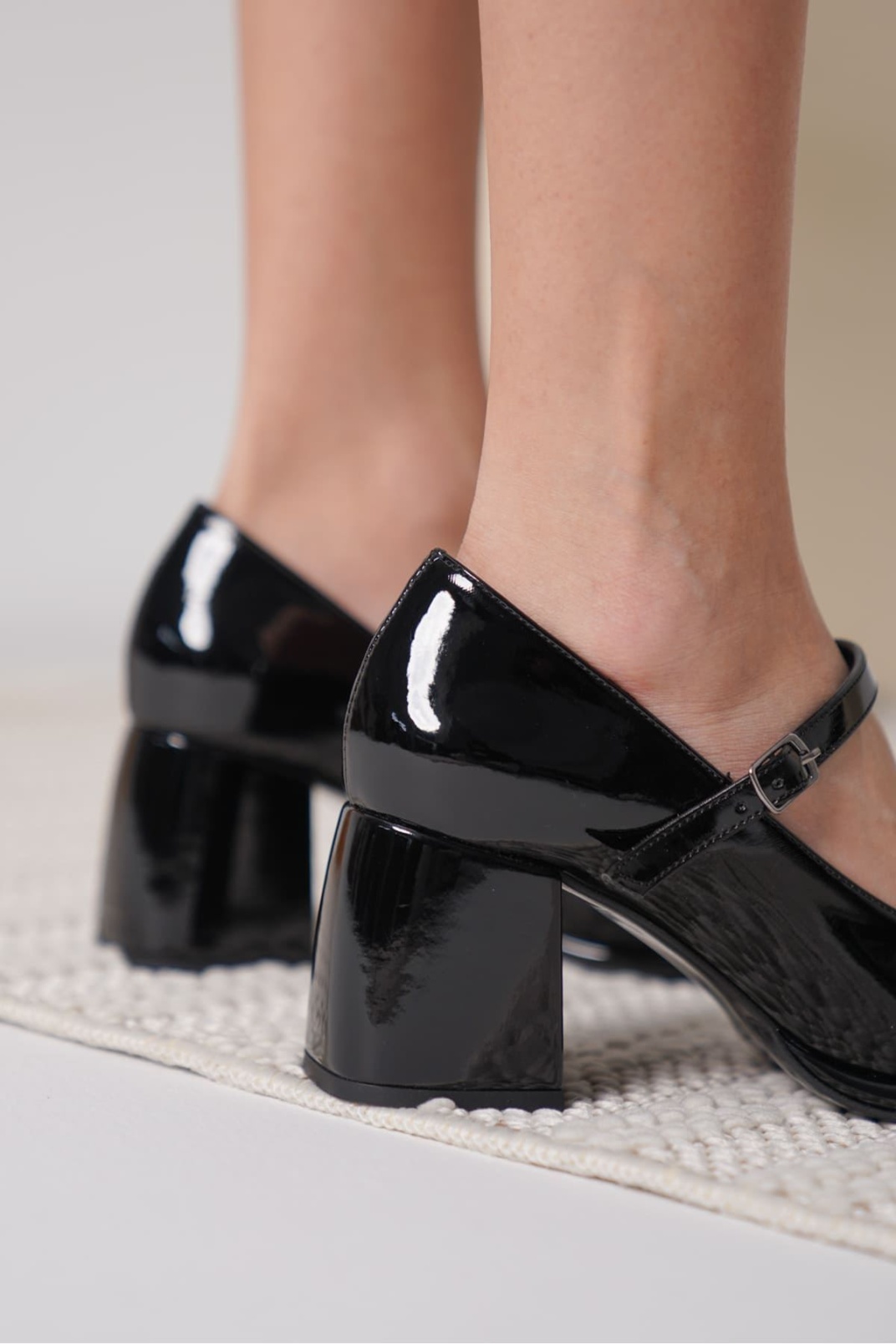 Siyah Rugan Kadın Topuklu Ayakkabı TR18MS07A