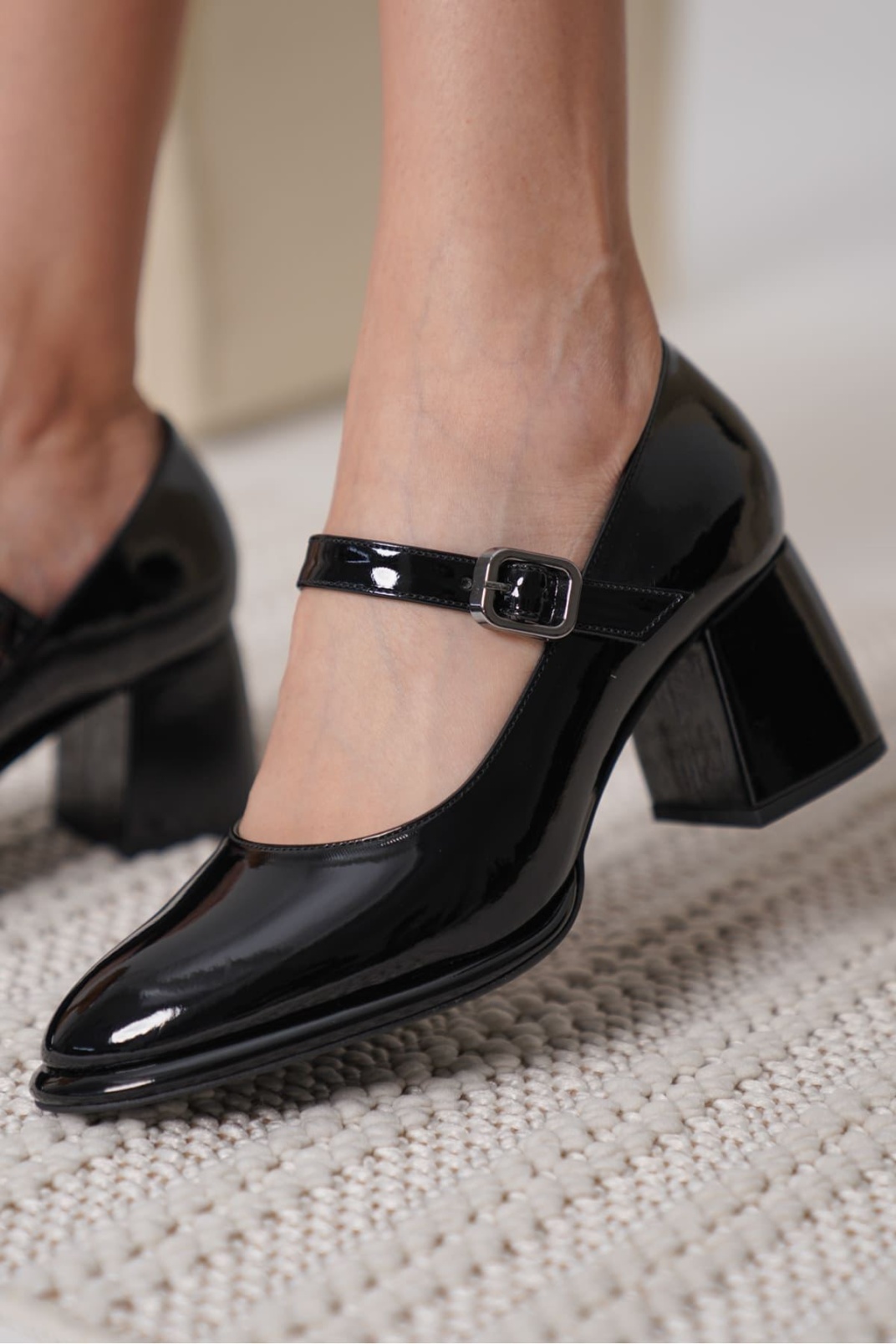 Siyah Rugan Kadın Topuklu Ayakkabı TR18MS08A