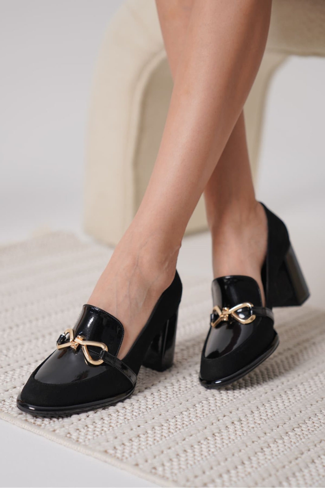 Siyah Rugan Süet Detaylı Kadın Topuklu Ayakkabı TR18MS10C