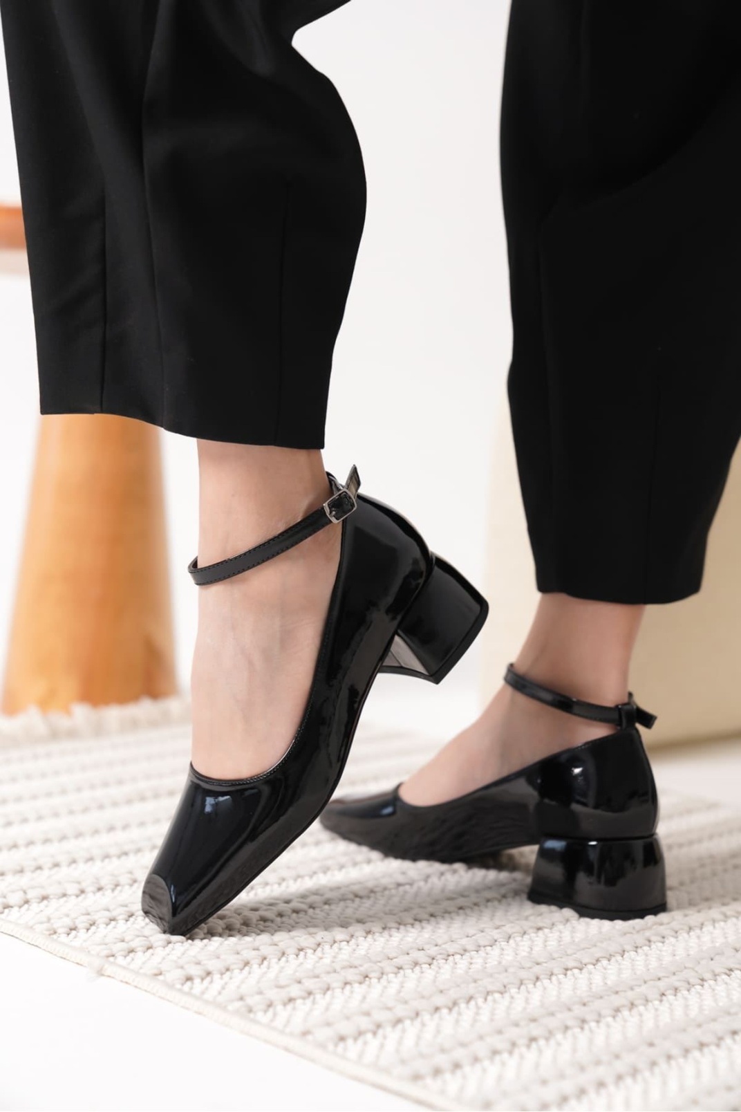 Siyah Rugan Kadın Topuklu Ayakkabı TR18MS16A