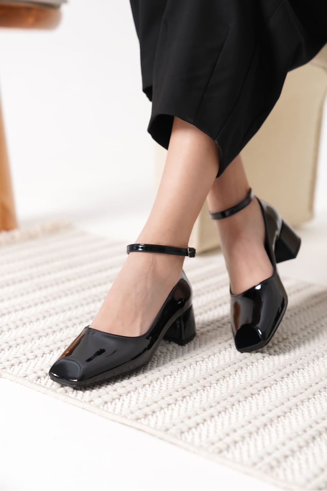 Siyah Rugan Kadın Topuklu Ayakkabı TR18MS16A