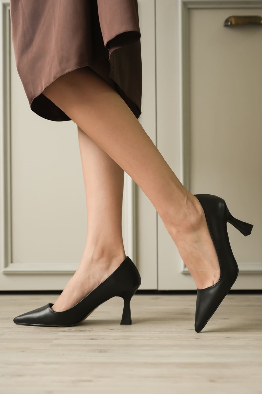 Siyah Sivri Burun Orta Topuklu Kadın Stiletto TR20MS02A