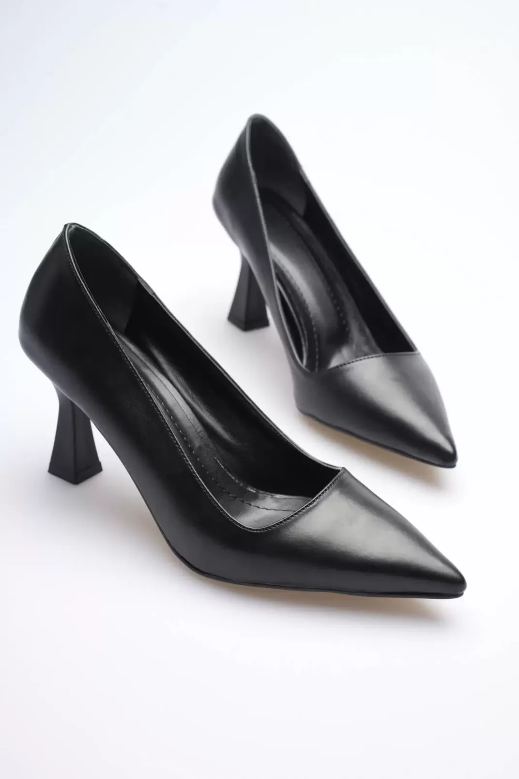 Siyah Sivri Burun Orta Topuklu Kadın Stiletto TR20MS02A