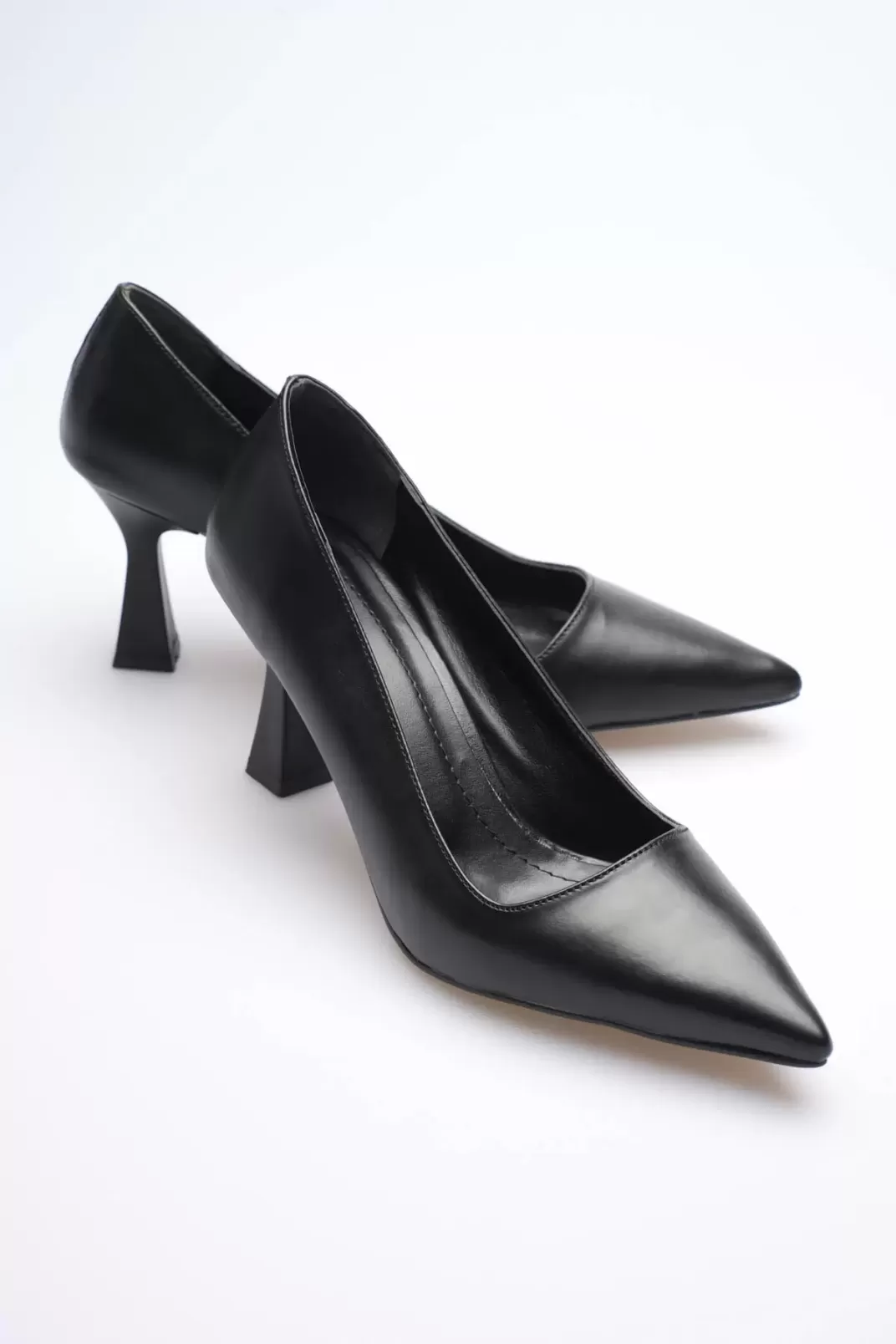 Siyah Sivri Burun Orta Topuklu Kadın Stiletto TR20MS02A