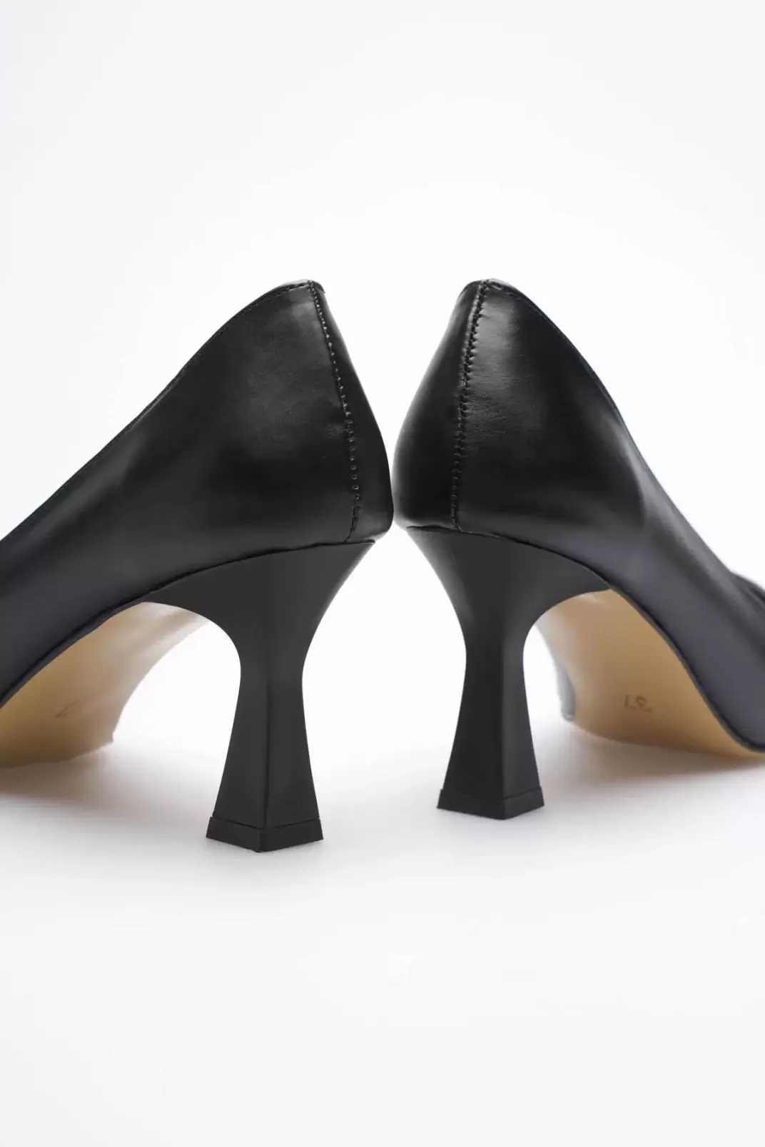 Siyah Sivri Burun Orta Topuklu Kadın Stiletto TR20MS02A