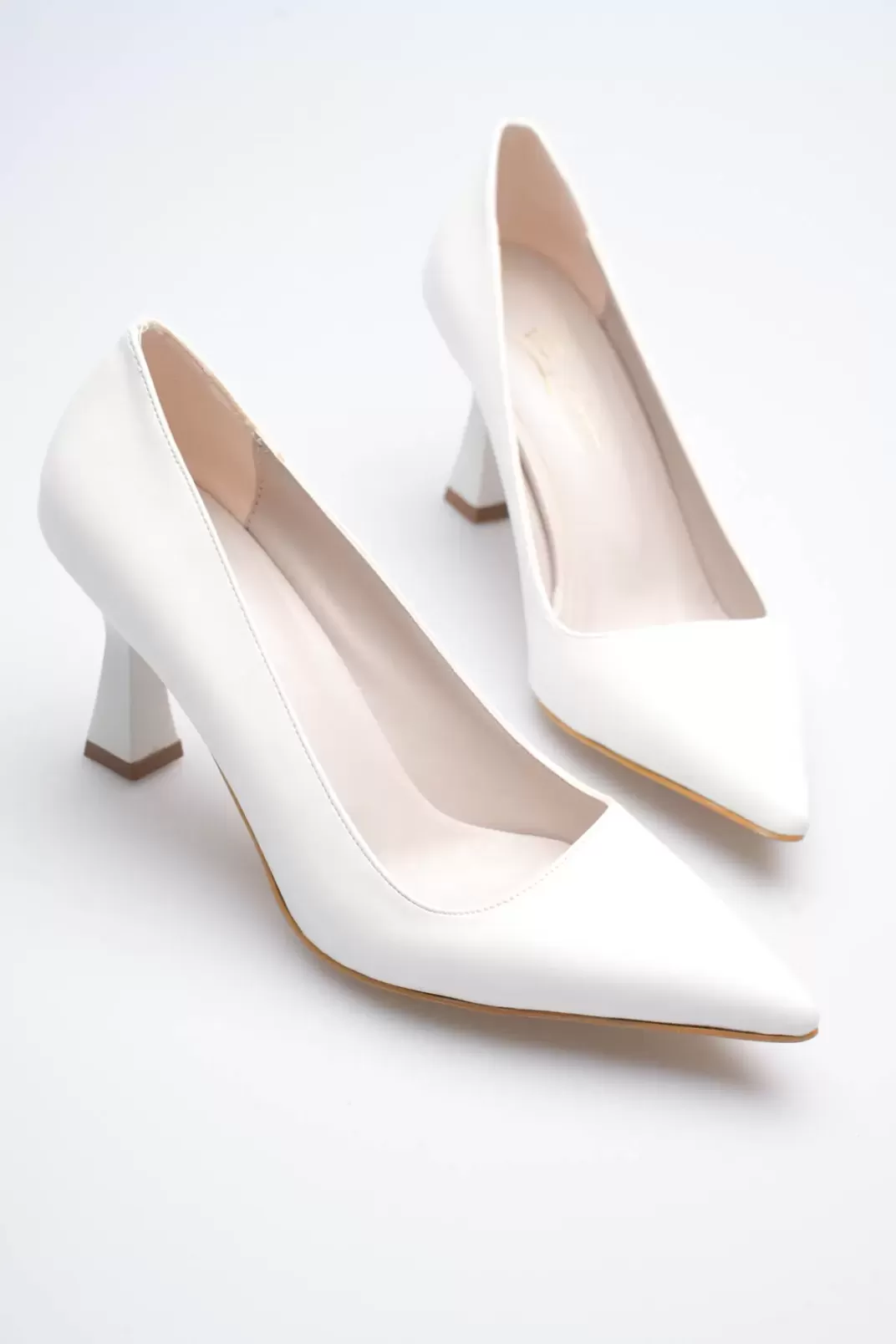 Beyaz Sivri Burun Orta Topuklu Kadın Stiletto TR20MS02B