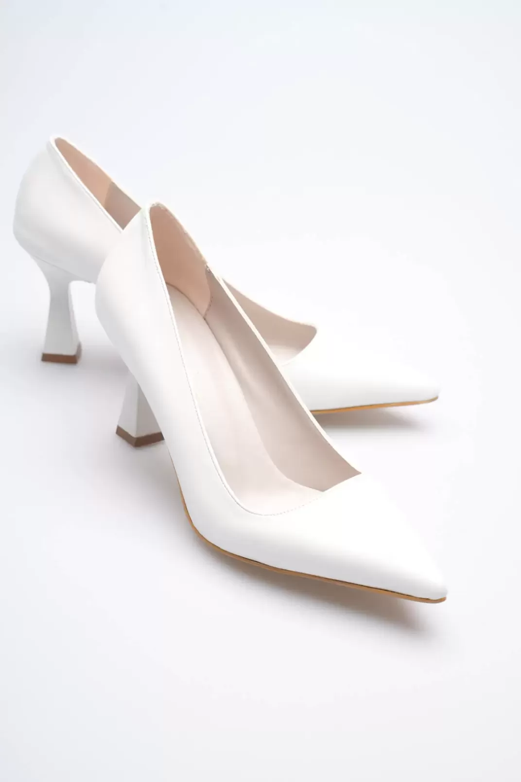 Beyaz Sivri Burun Orta Topuklu Kadın Stiletto TR20MS02B