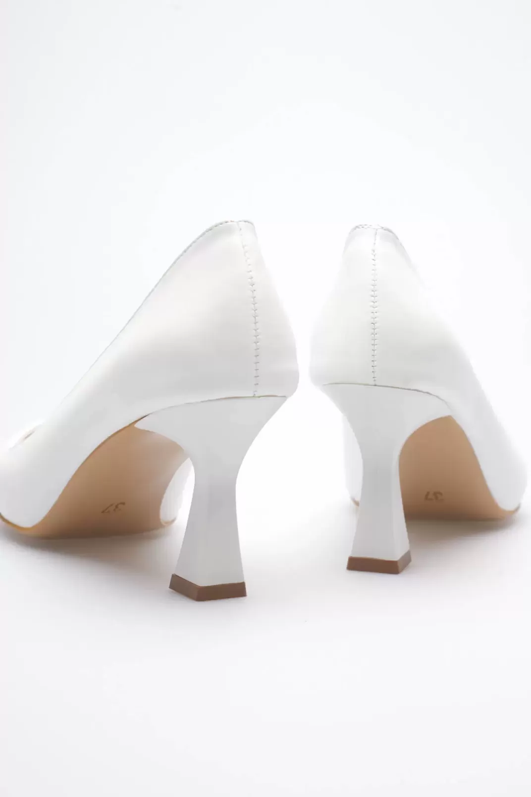 Beyaz Sivri Burun Orta Topuklu Kadın Stiletto TR20MS02B