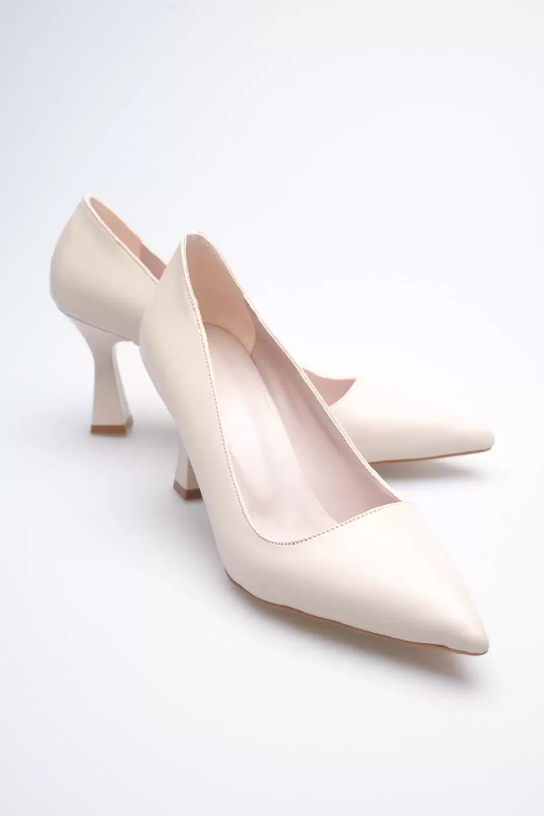 Bej Sivri Burun Orta Topuklu Kadın Stiletto TR20MS02C