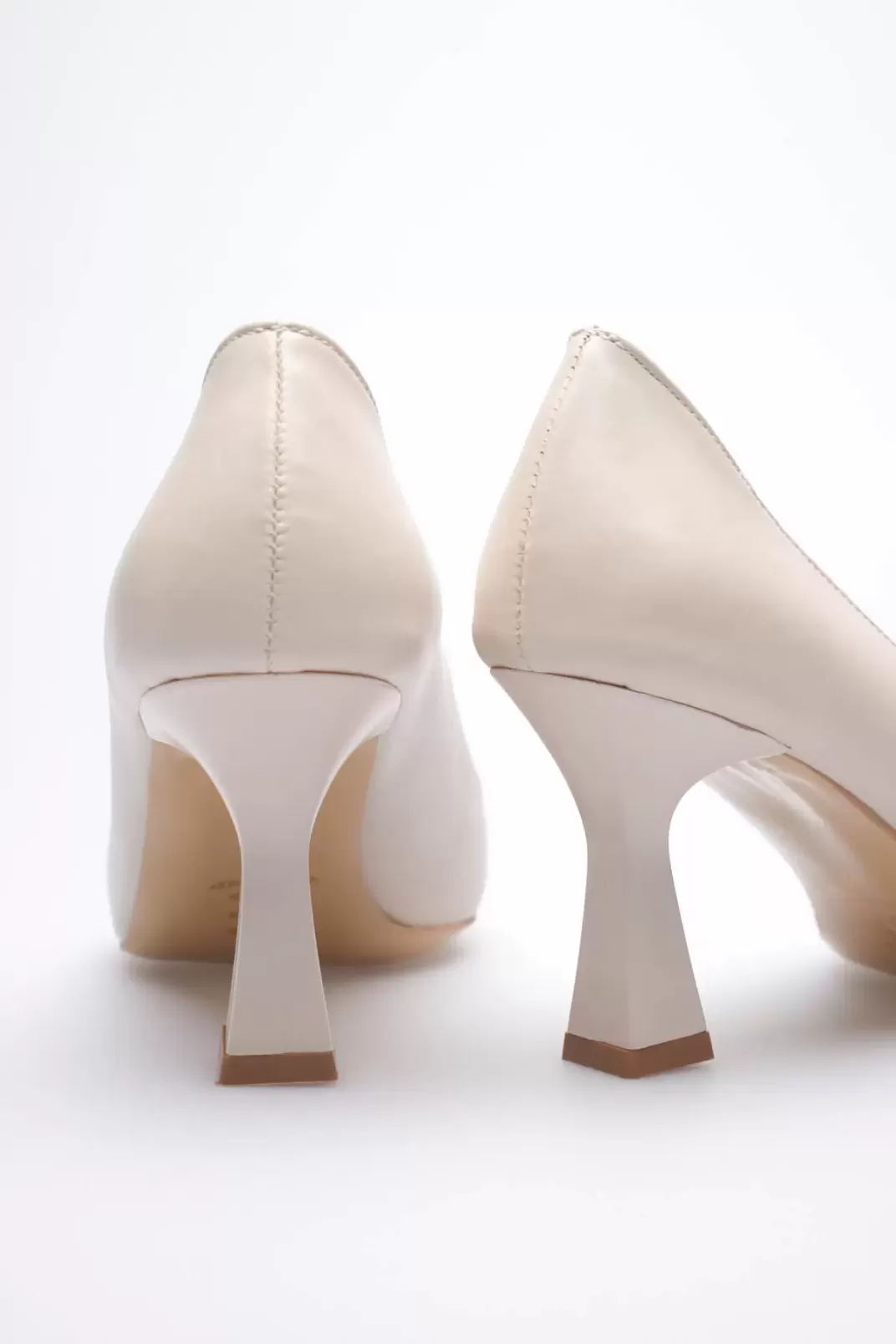 Bej Sivri Burun Orta Topuklu Kadın Stiletto TR20MS02C