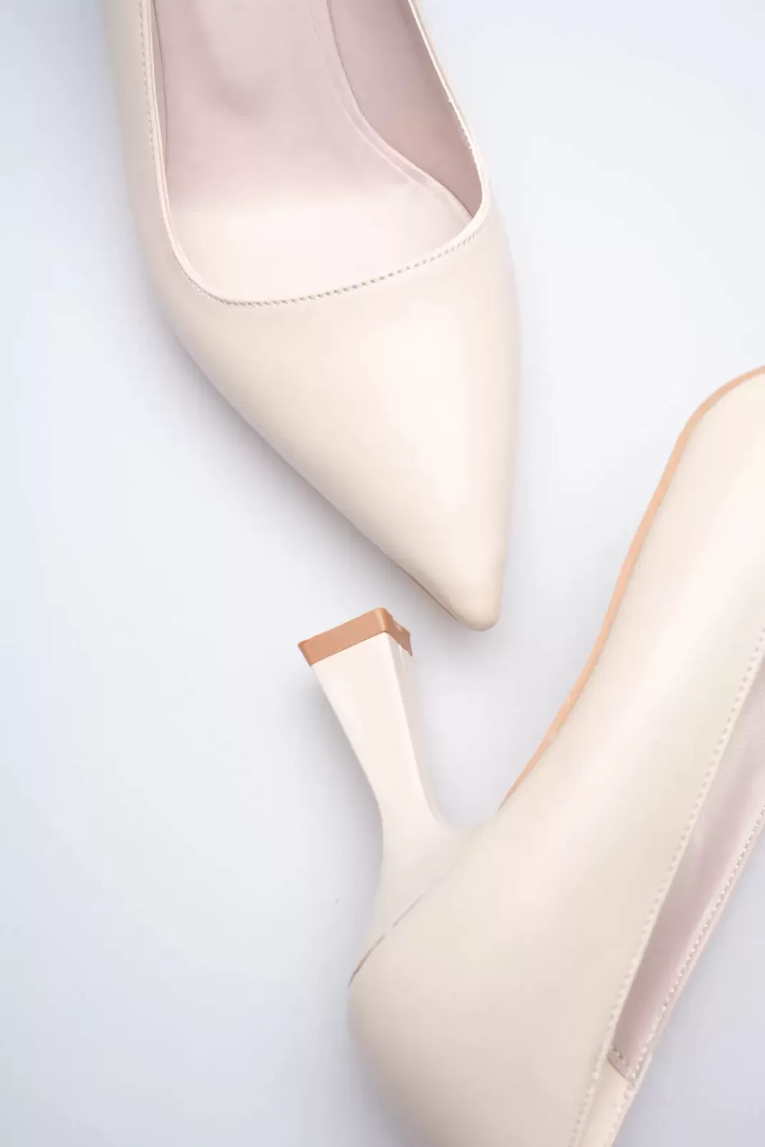 Bej Sivri Burun Orta Topuklu Kadın Stiletto TR20MS02C