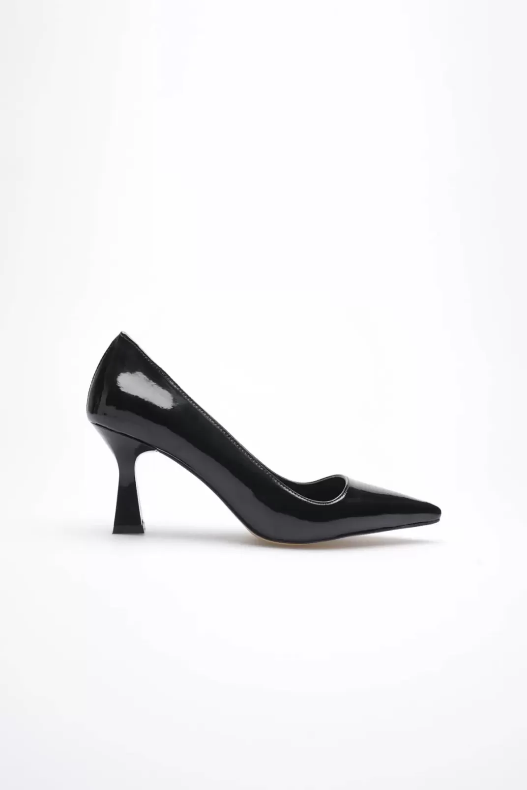 Siyah Rugan Sivri Burun Orta Topuklu Kadın Stiletto TR20MS02E