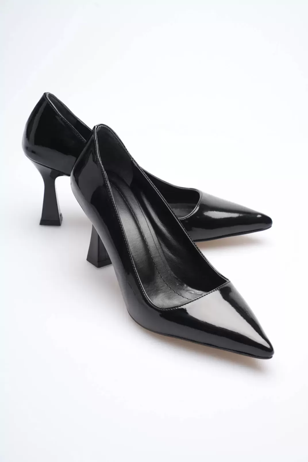 Siyah Rugan Sivri Burun Orta Topuklu Kadın Stiletto TR20MS02E