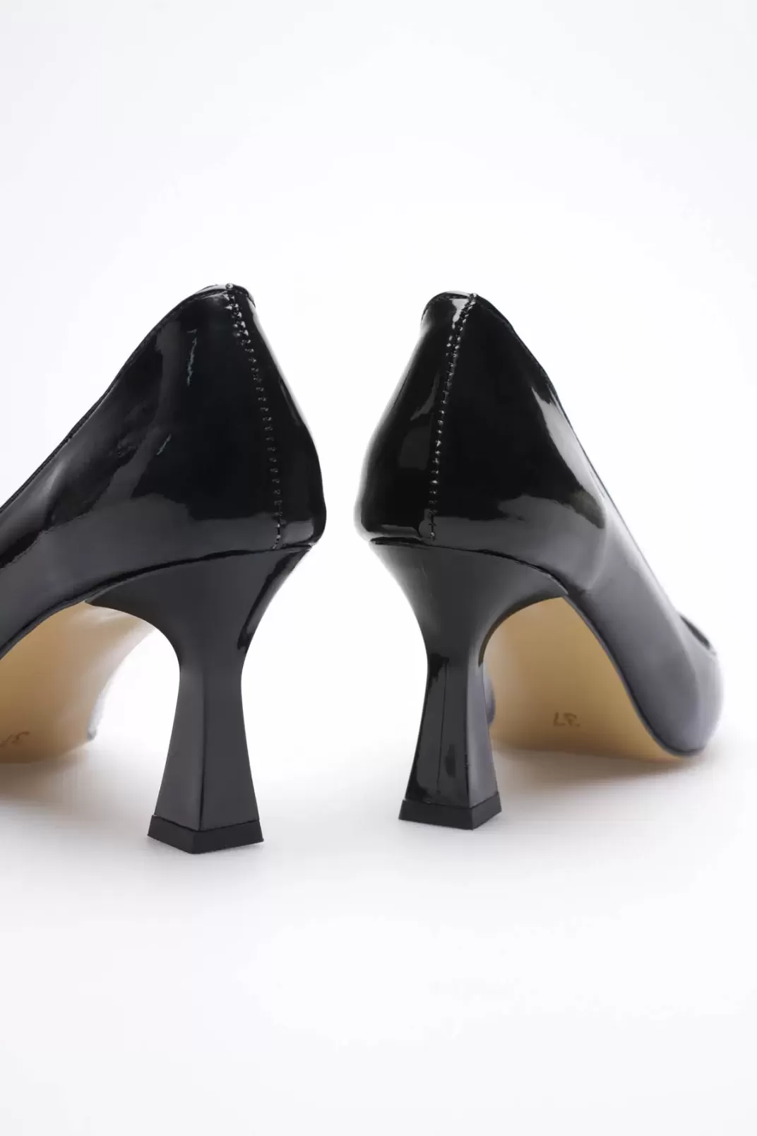 Siyah Rugan Sivri Burun Orta Topuklu Kadın Stiletto TR20MS02E