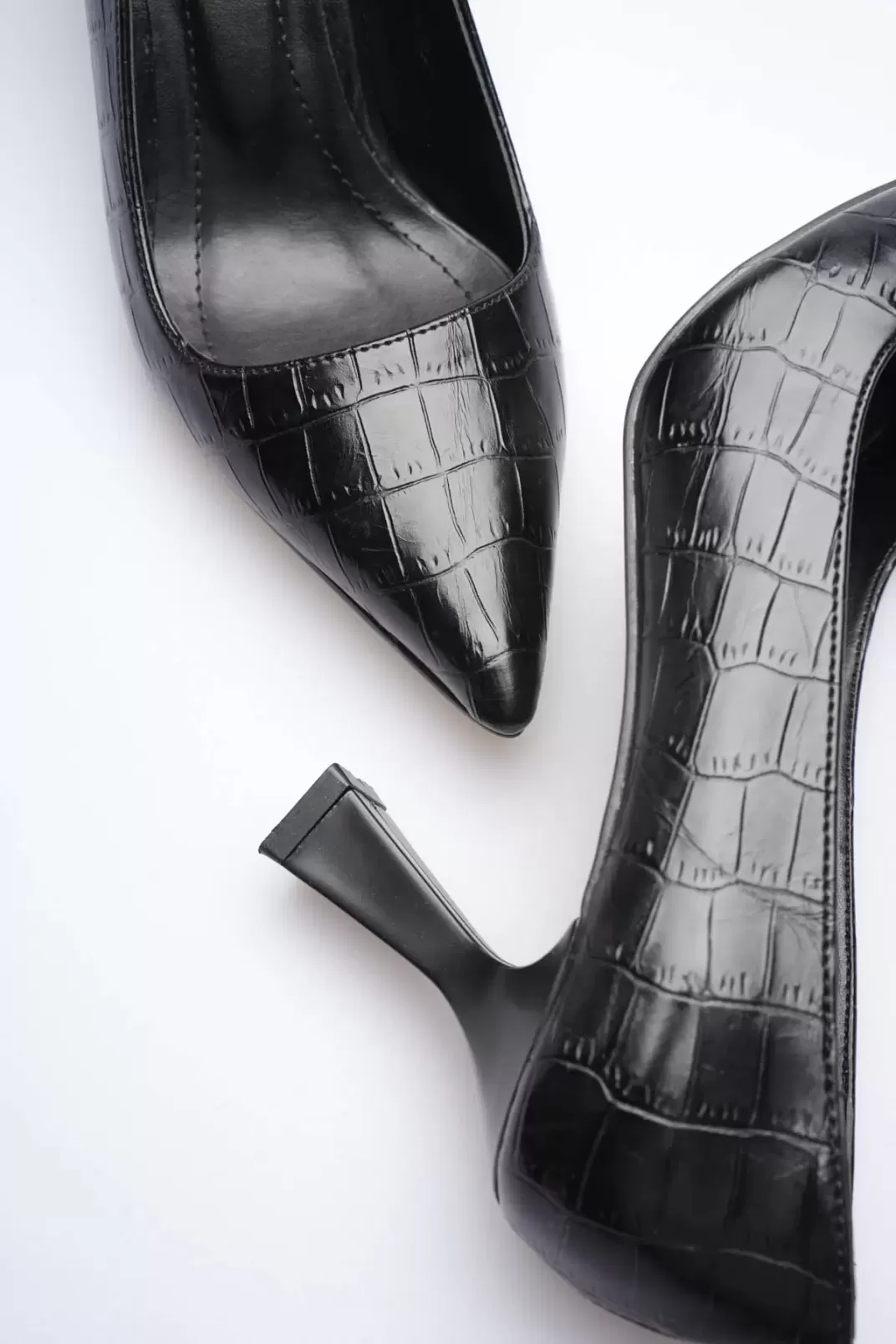 Siyah Kroko Sivri Burun Orta Topuklu Kadın Stiletto TR20MS02F
