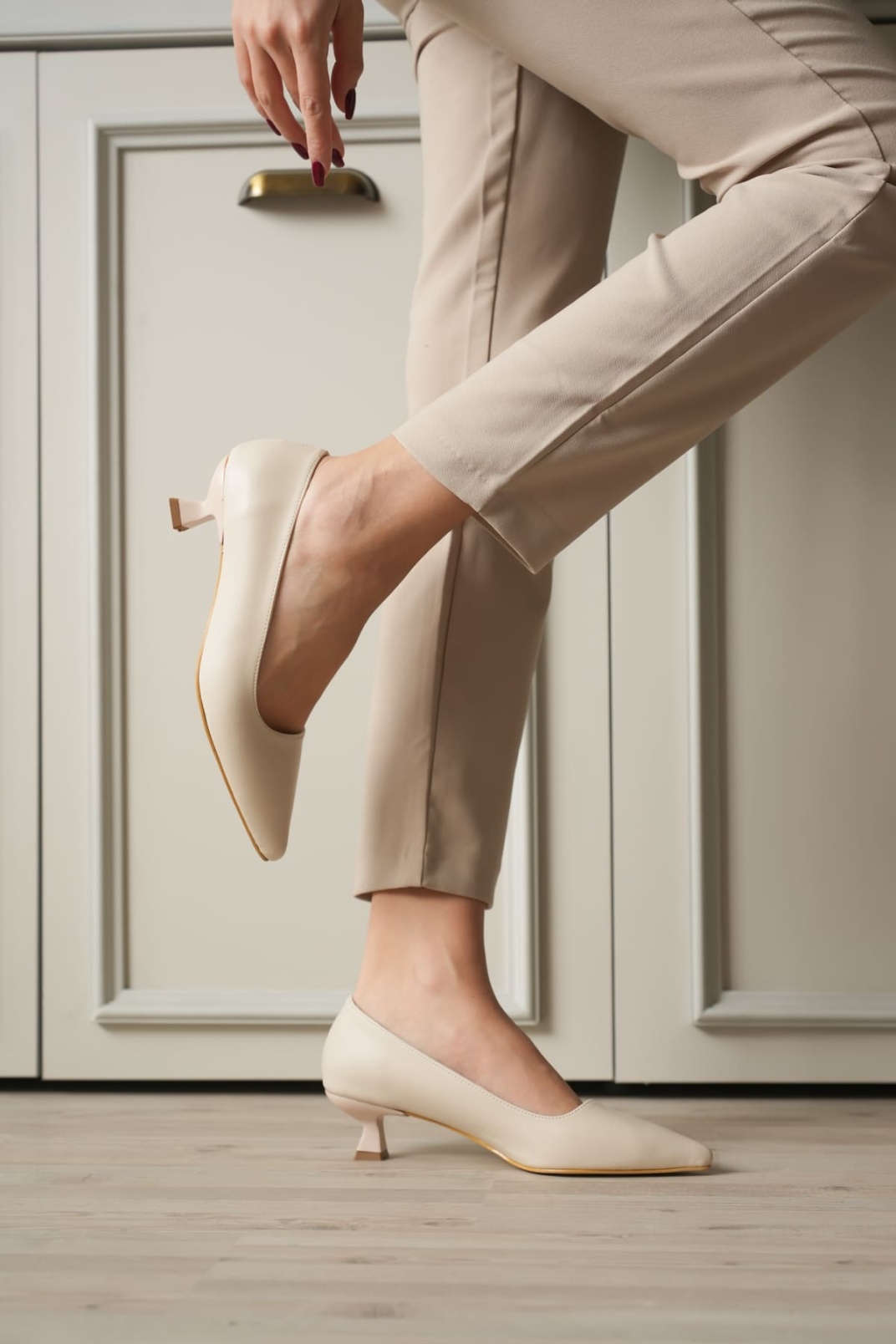 Bej Kadın Günlük Kısa Topuklu Stiletto Ayakkabı TR20MS03B