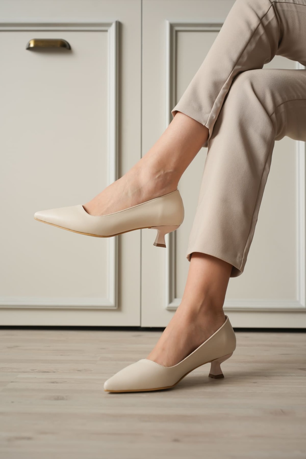 Bej Kadın Günlük Kısa Topuklu Stiletto Ayakkabı TR20MS03B