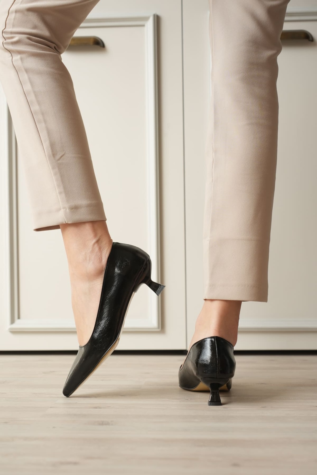 Kadın Siyah Kırışık Rugan Kısa Topuklu Stiletto Ayakkabı TR20MS03C