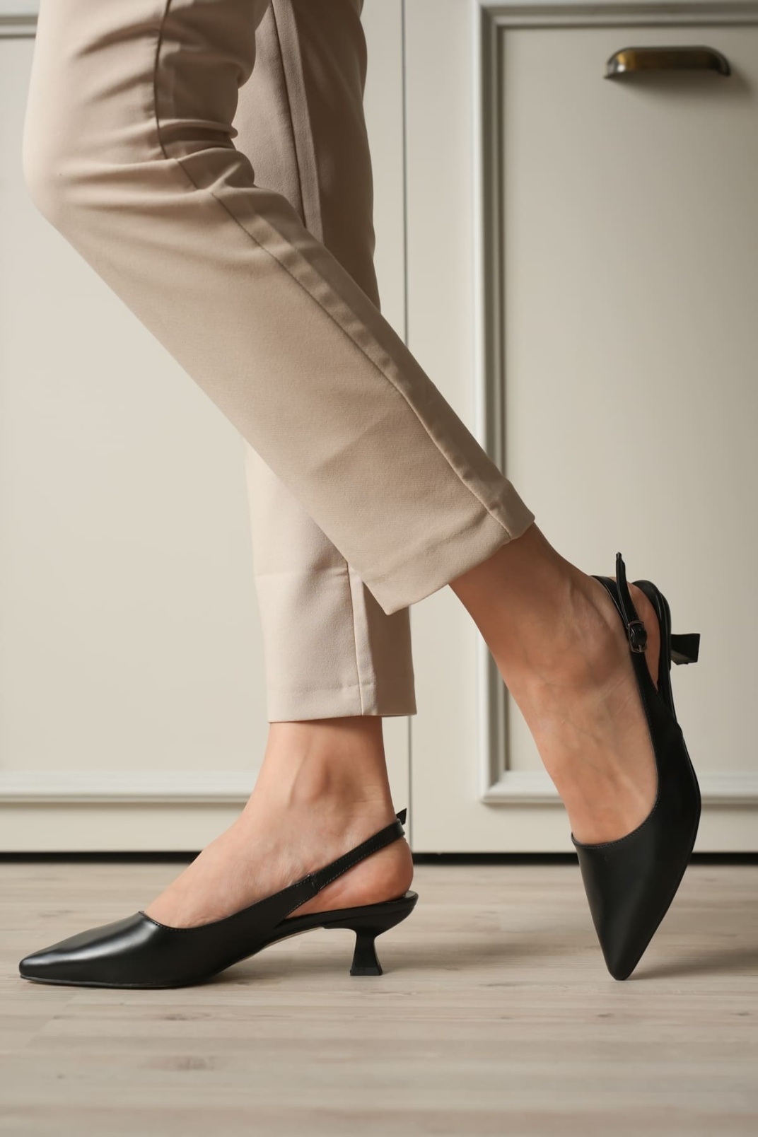 Kadın Siyah Sivri Burun Slingback Kısa Topuklu Ayakkabı TR20MS04A