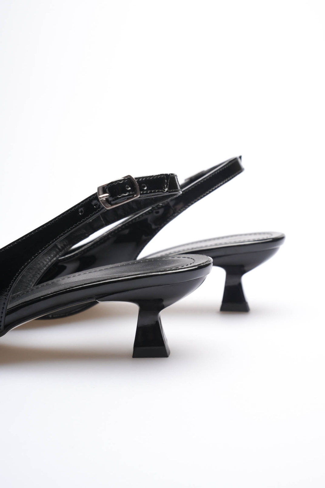 Kadın Siyah Rugan Sivri Burun Slingback Kısa Topuklu Ayakkabı TR20MS04E