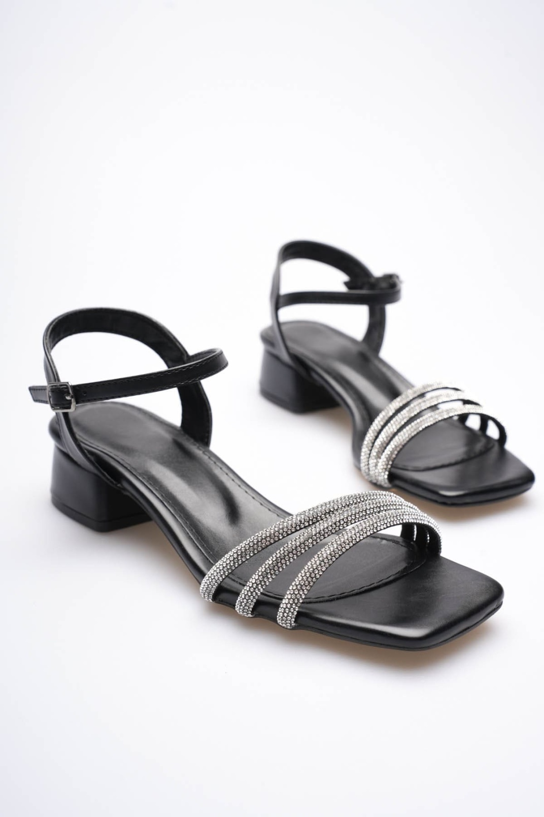 Kadın Siyah Taş Detaylı Kalın Topuklu Şık Sandalet TR20MY26A