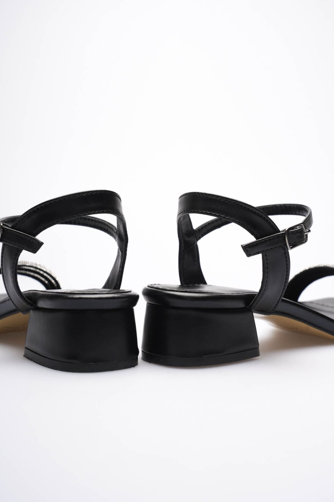 Kadın Siyah Taş Detaylı Kalın Topuklu Şık Sandalet TR20MY26A