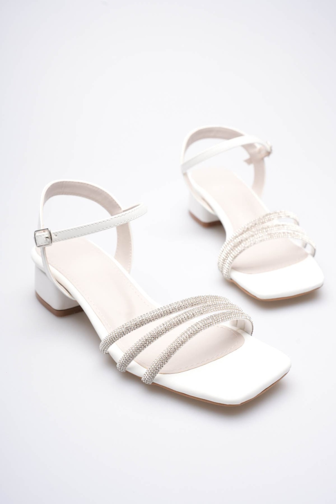 Kadın Beyaz Taş Detaylı Kalın Topuklu Şık Sandalet TR20MY26B