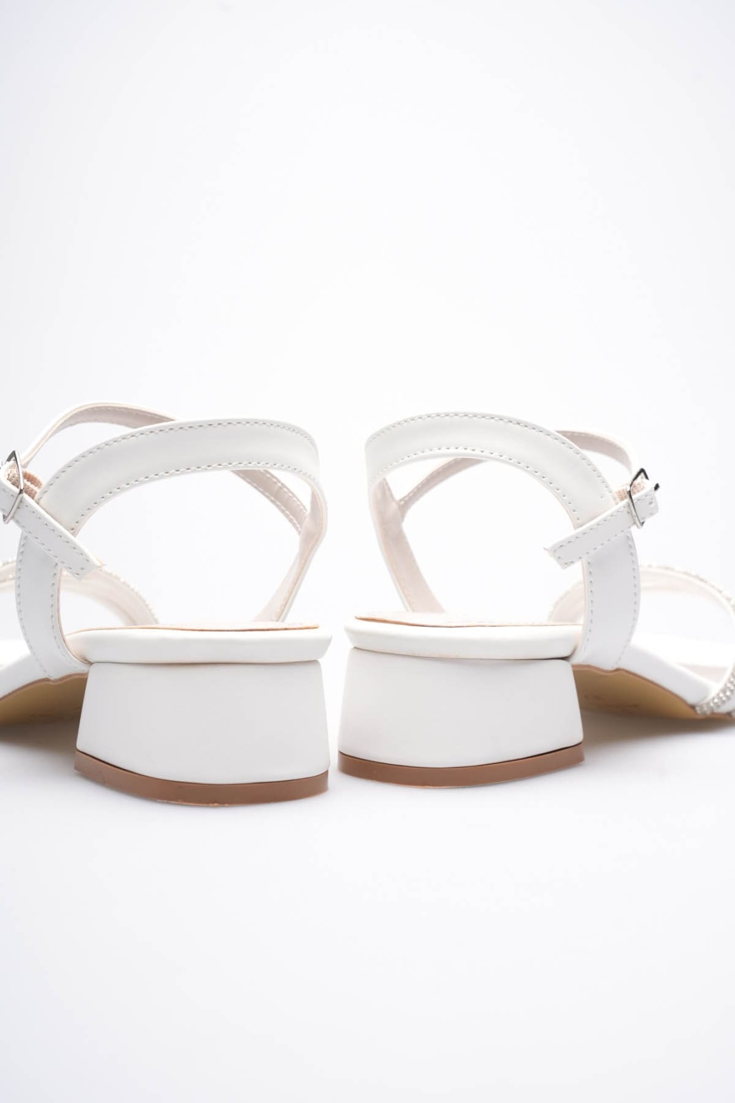 Kadın Beyaz Taş Detaylı Kalın Topuklu Şık Sandalet TR20MY26B