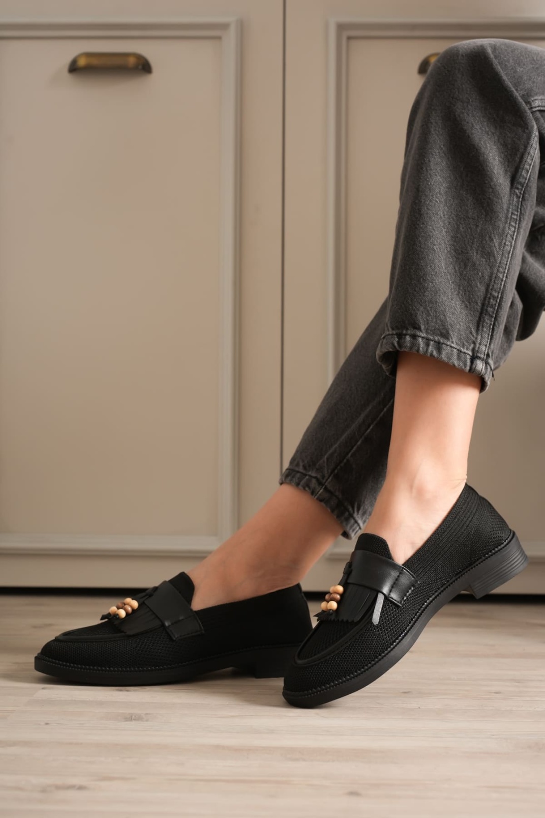 Kadın Siyah Boncuk Püsküllü Günlük Kısa Topuklu Ayakkabı TR30MS01A