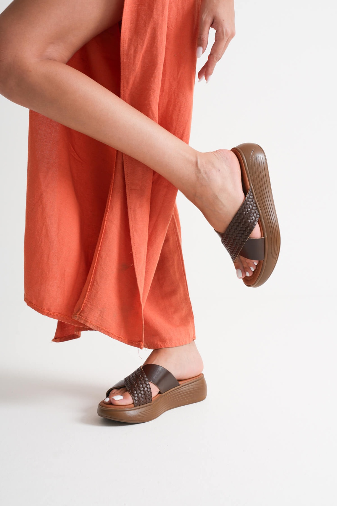 Acı Kahve Örgü Desenli Hakiki Deri Terlik TR31MY53K