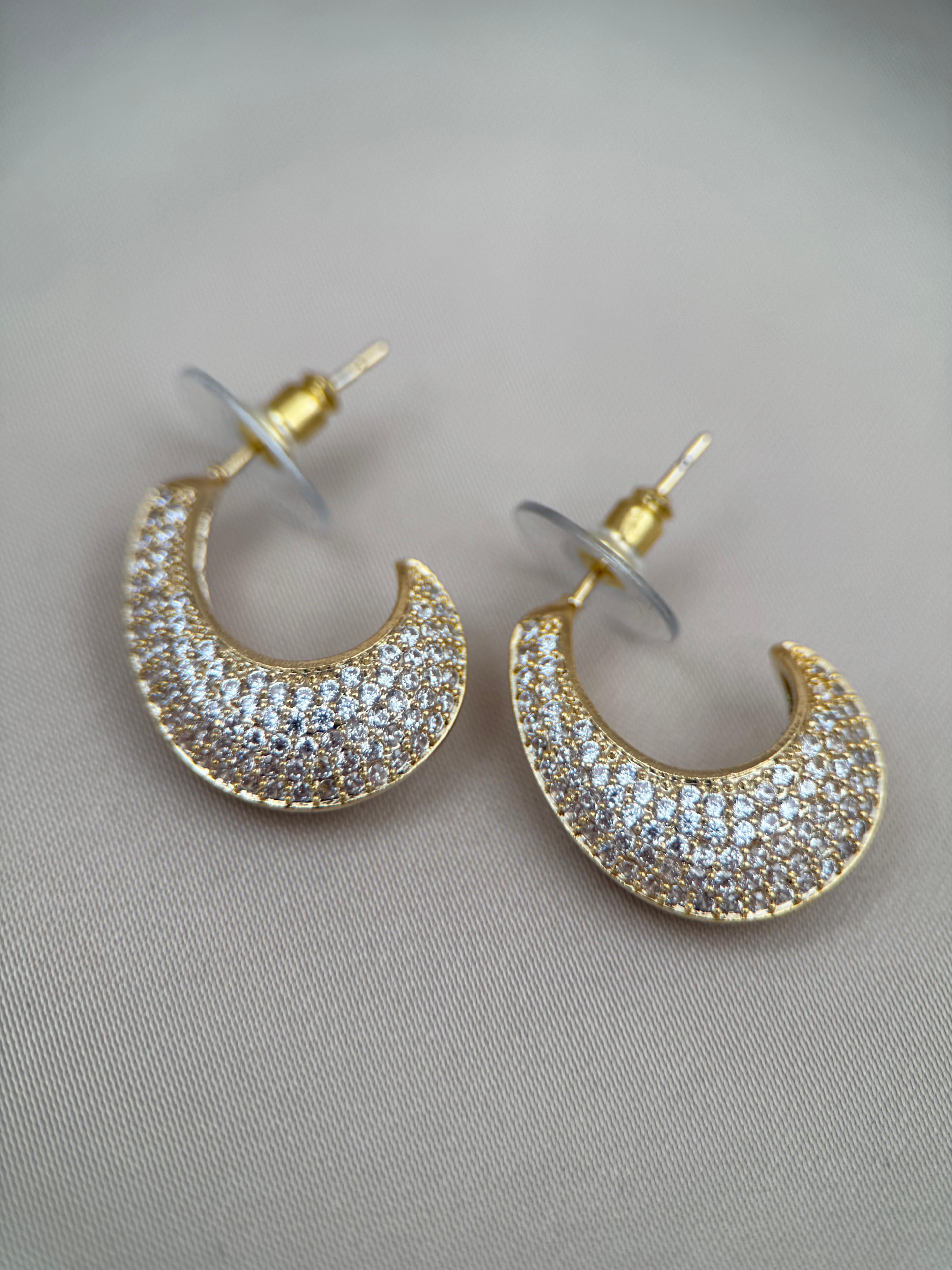 Zirkon Taş Detaylı Kavis Formlu Gold Renk Küpe