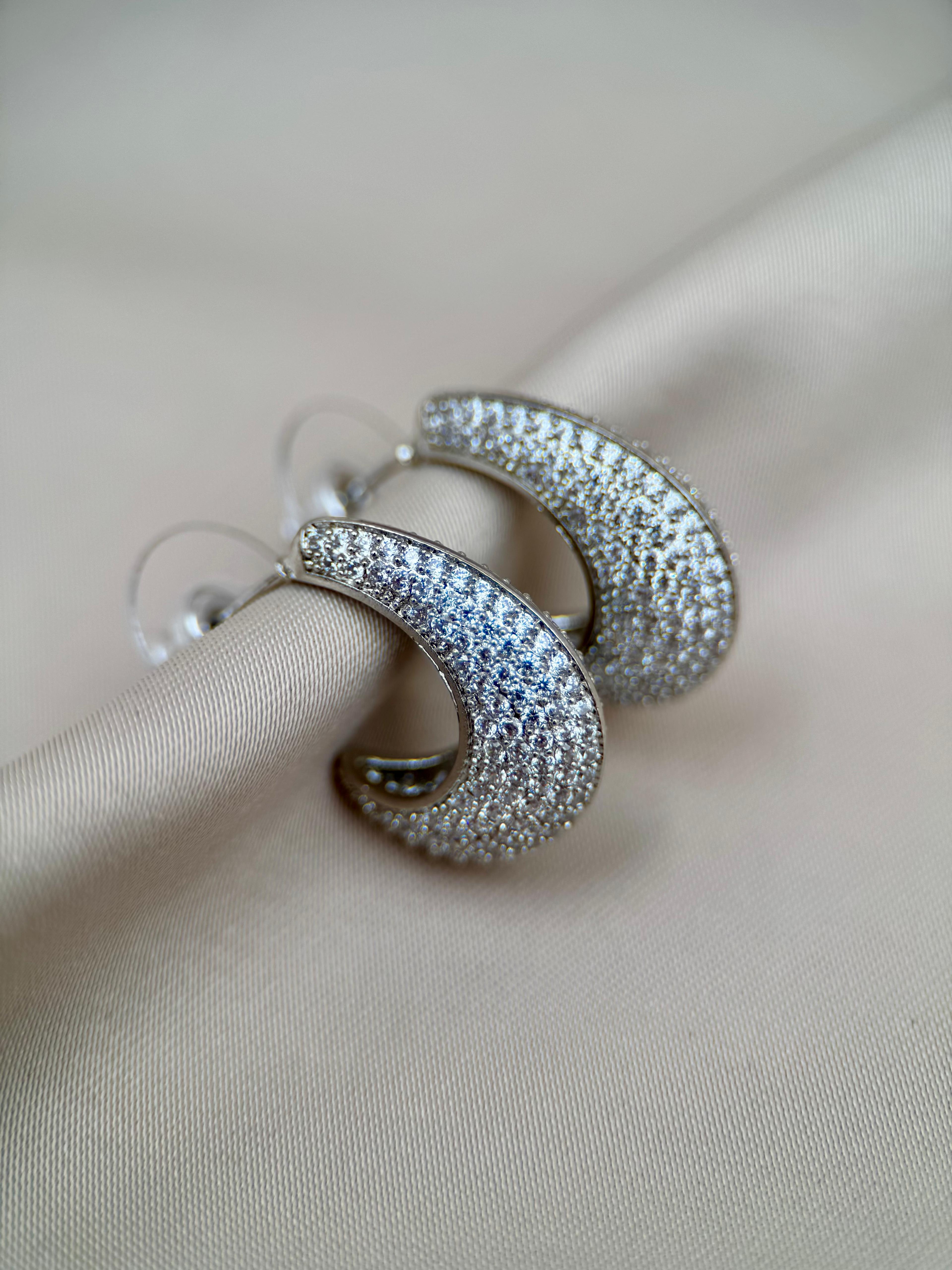 Zirkon Taş Detaylı Kavis Formlu Gümüş Renk Küpe