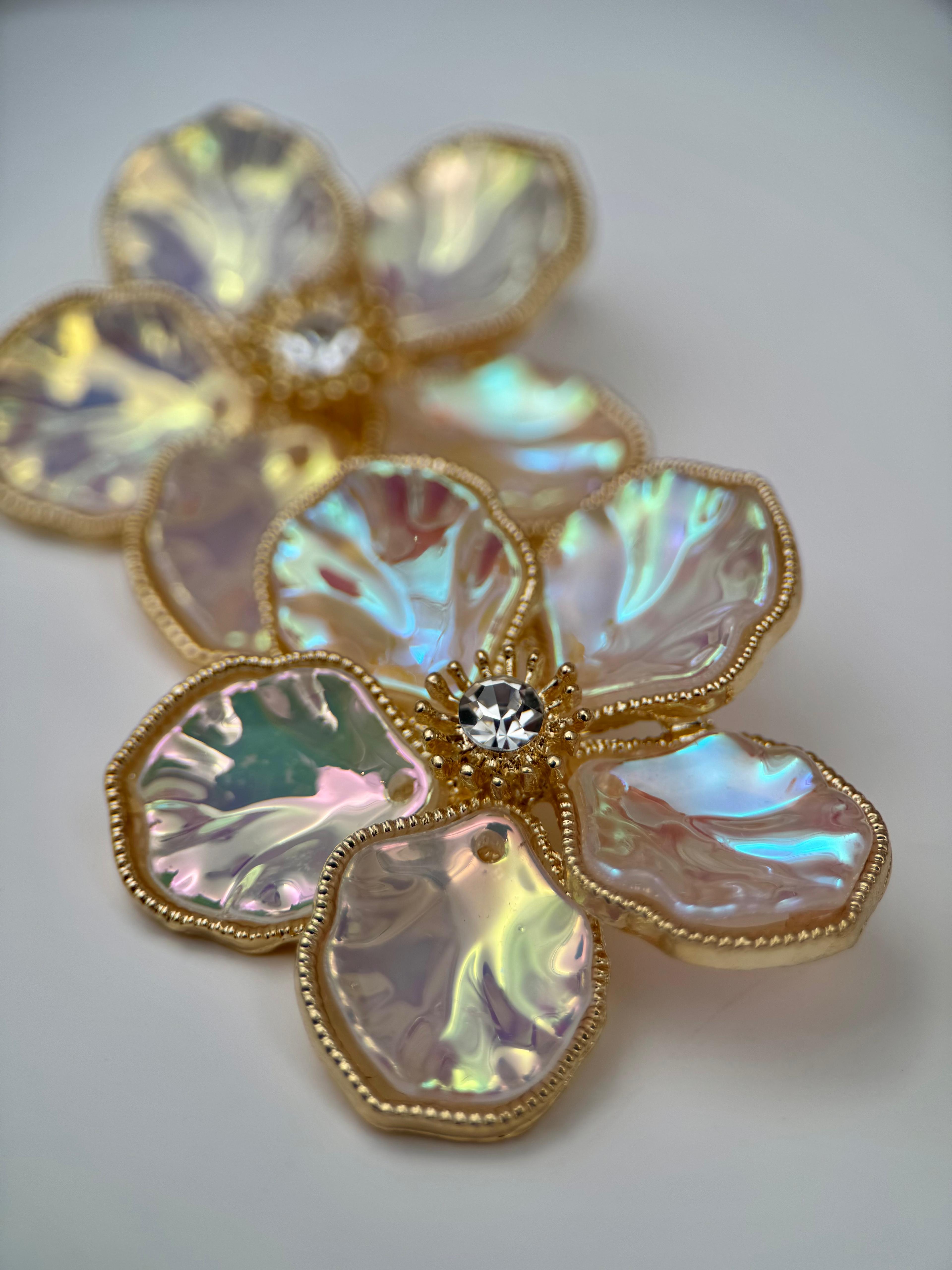 Işıltılı Sedef Görünümlü Çiçek Form Küpe