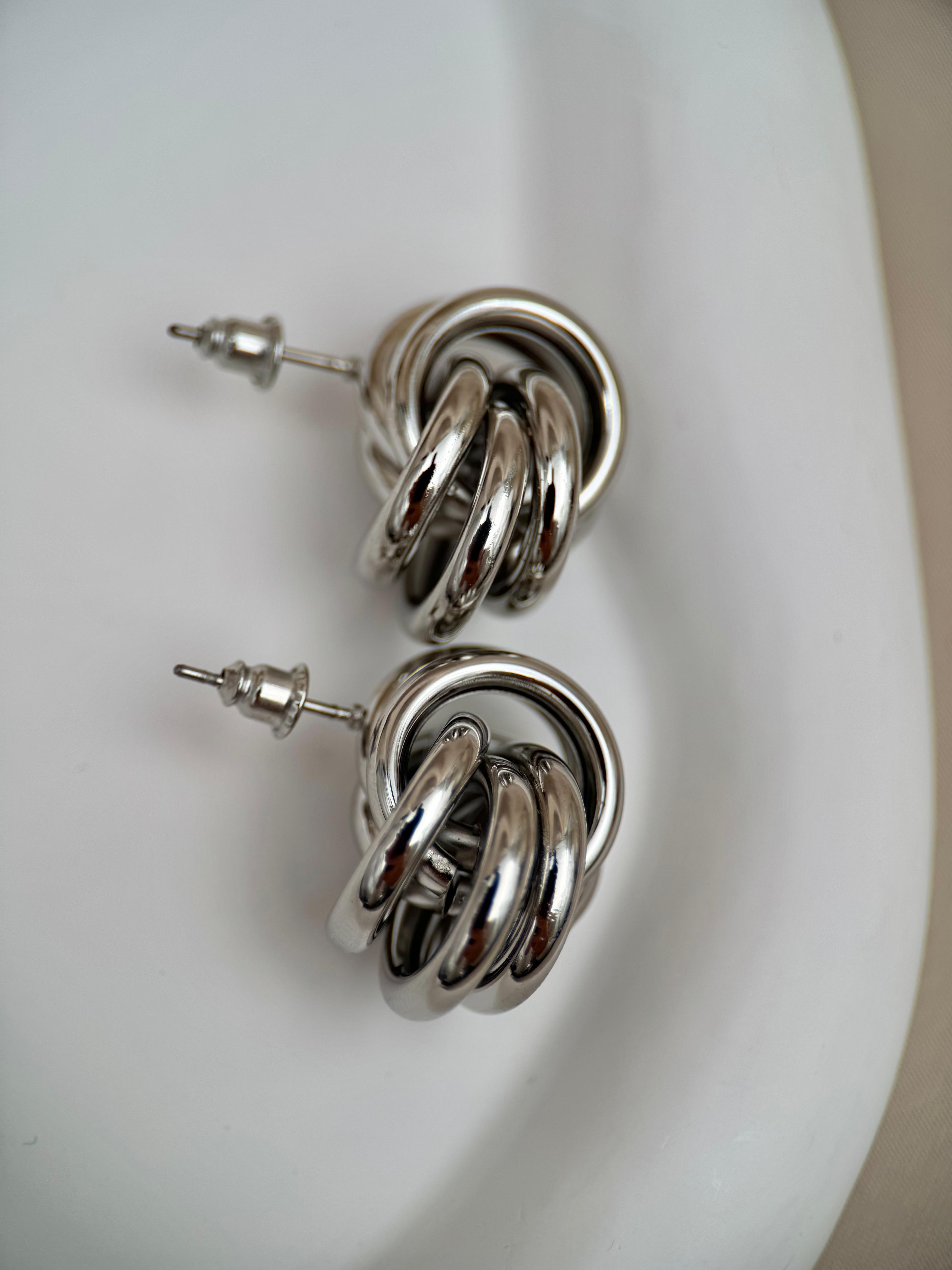 Gümüş Renk Kalın Halka Zincir Detaylı Küpe