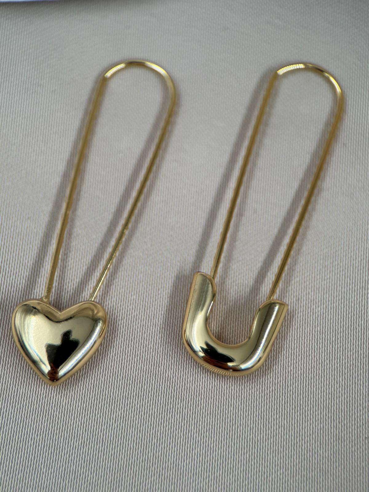 Çatal İğne ve Kalp Detaylı Gold Renk Küpe