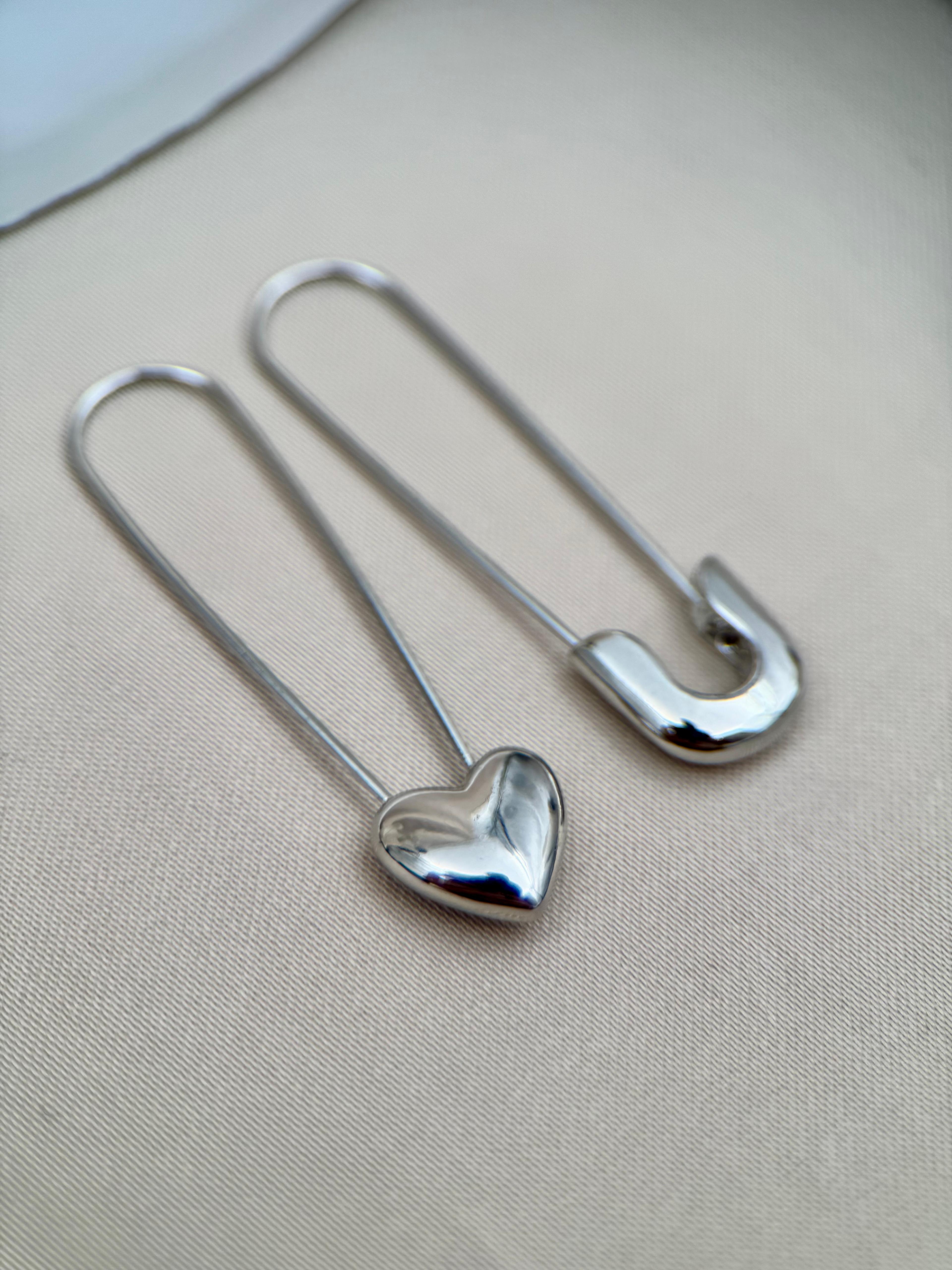 Çatal İğne ve Kalp Detaylı Gümüş Renk Küpe