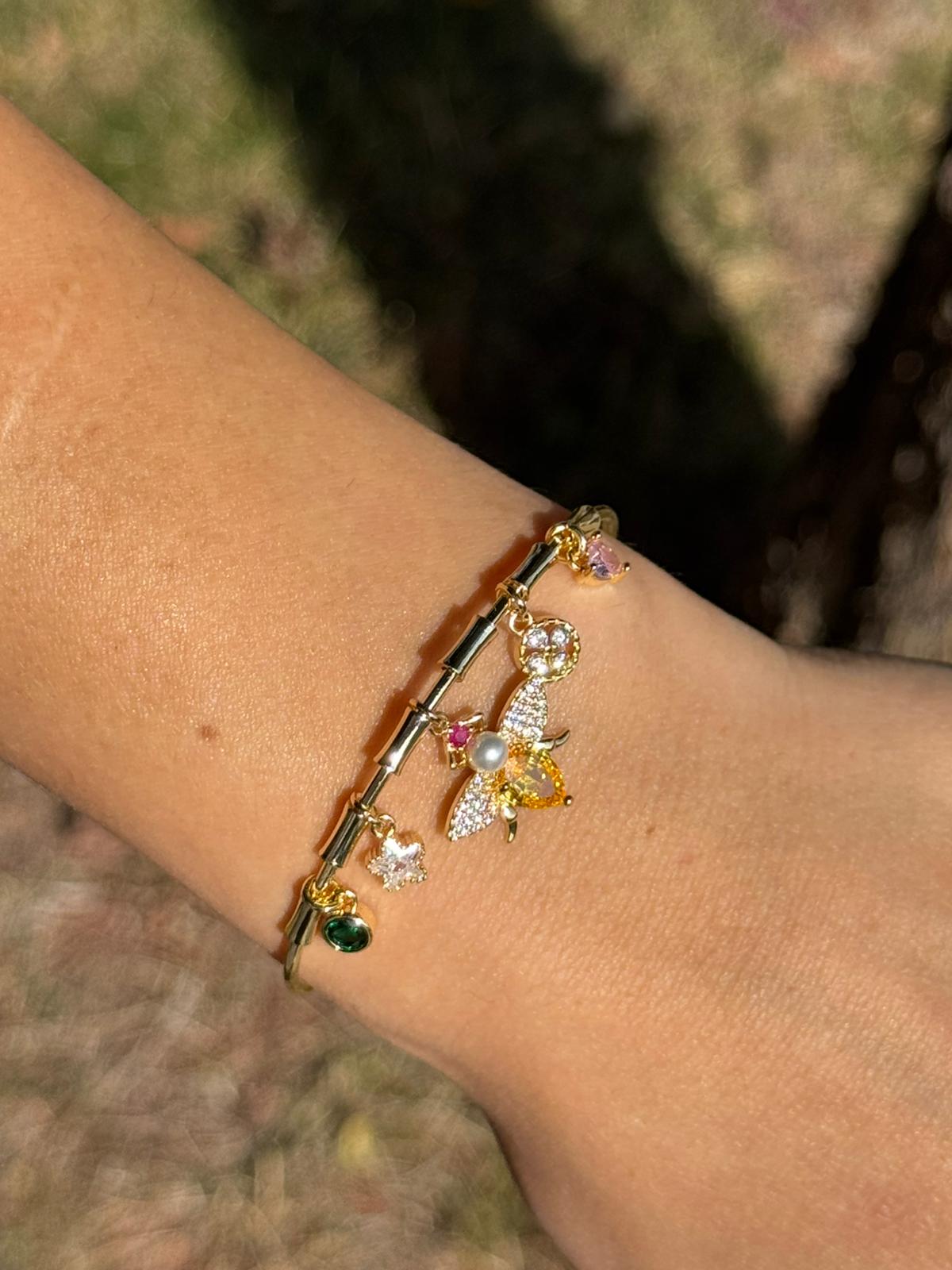 Arı Figürlü Taşlı Charm Gold Bileklik