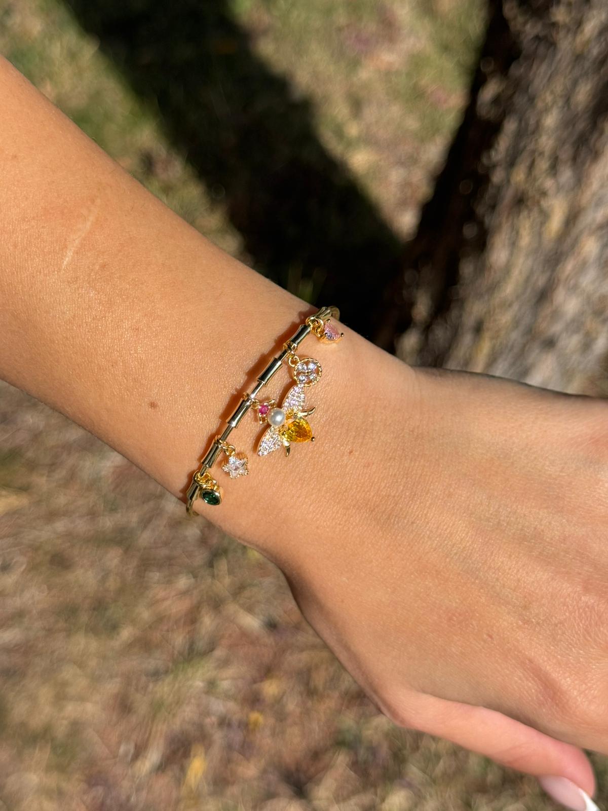 Arı Figürlü Taşlı Charm Gold Bileklik