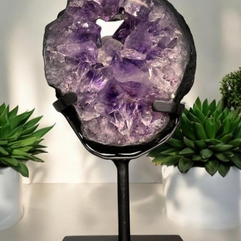 AMETİST DEKORATİF HAM TAŞ (1.060 GR) METAL STANDLI (12*22 cm)