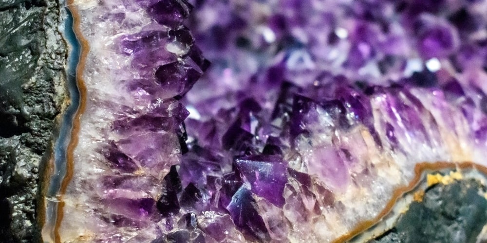 Ametist Taşı Nedir? Özellikleri ve Faydaları