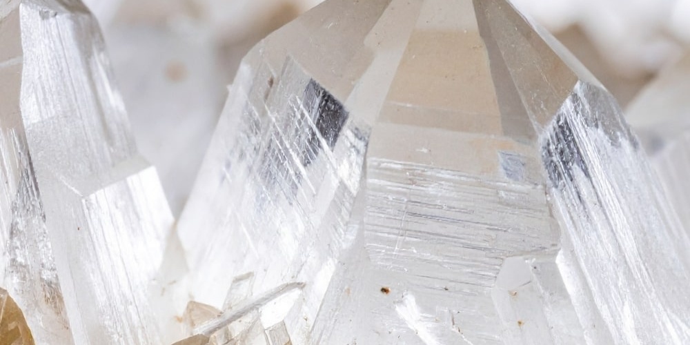 Kristal Kuvars Taşı Nedir? Enerjisi ve Kullanımı