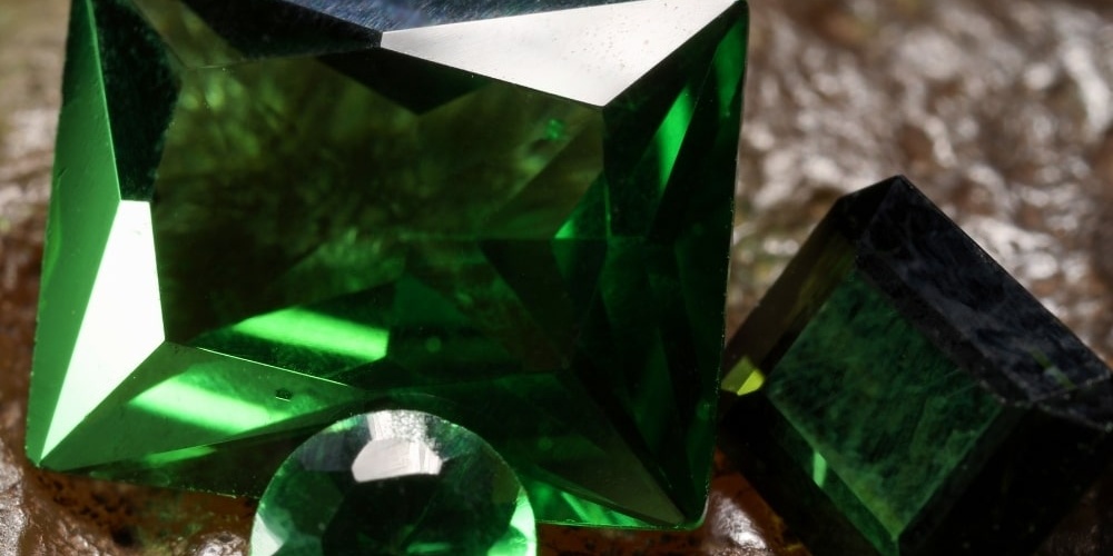 Zümrüt Taşı Nedir? Bereket ve Yenilenme