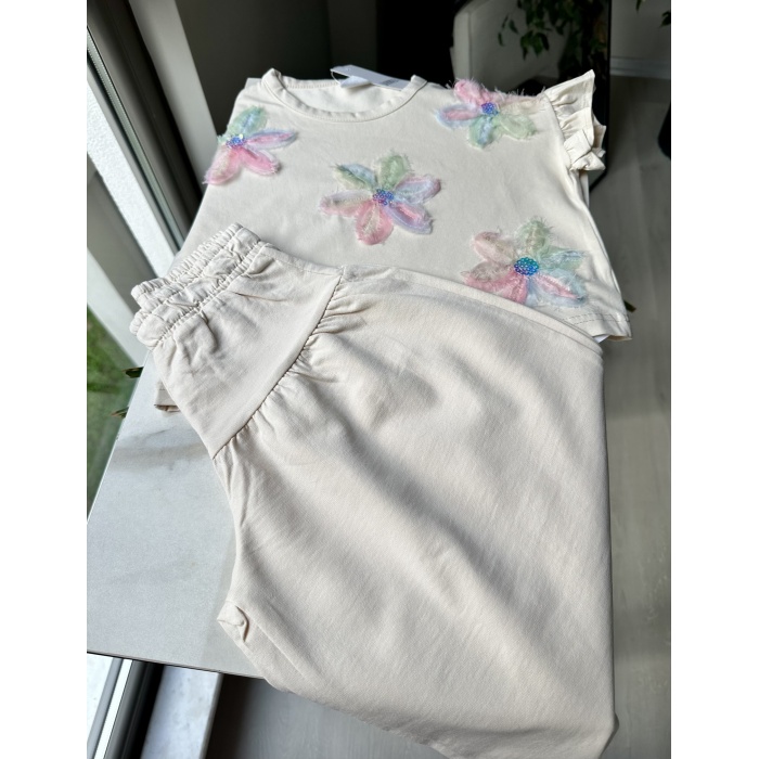 Çiçek Aplikeli Tişört ve Krem Renk Pantolon Takımı