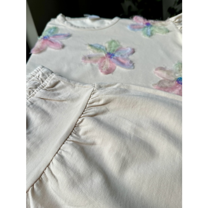 Çiçek Aplikeli Tişört ve Krem Renk Pantolon Takımı